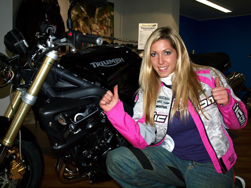 Stuntgirl Mai-Lin und ihre Triumph Street Triple.
