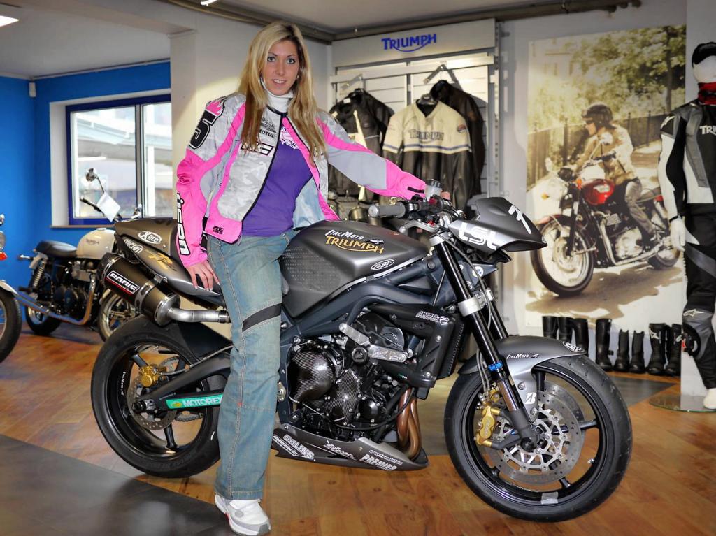 Stuntgirl Mai-Lin und ihre Triumph Street Triple.