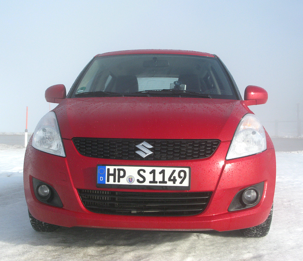 Suzuki Allrad: Blick auf die Frontpartie des kleinen vierradangetriebenen Wagens. 