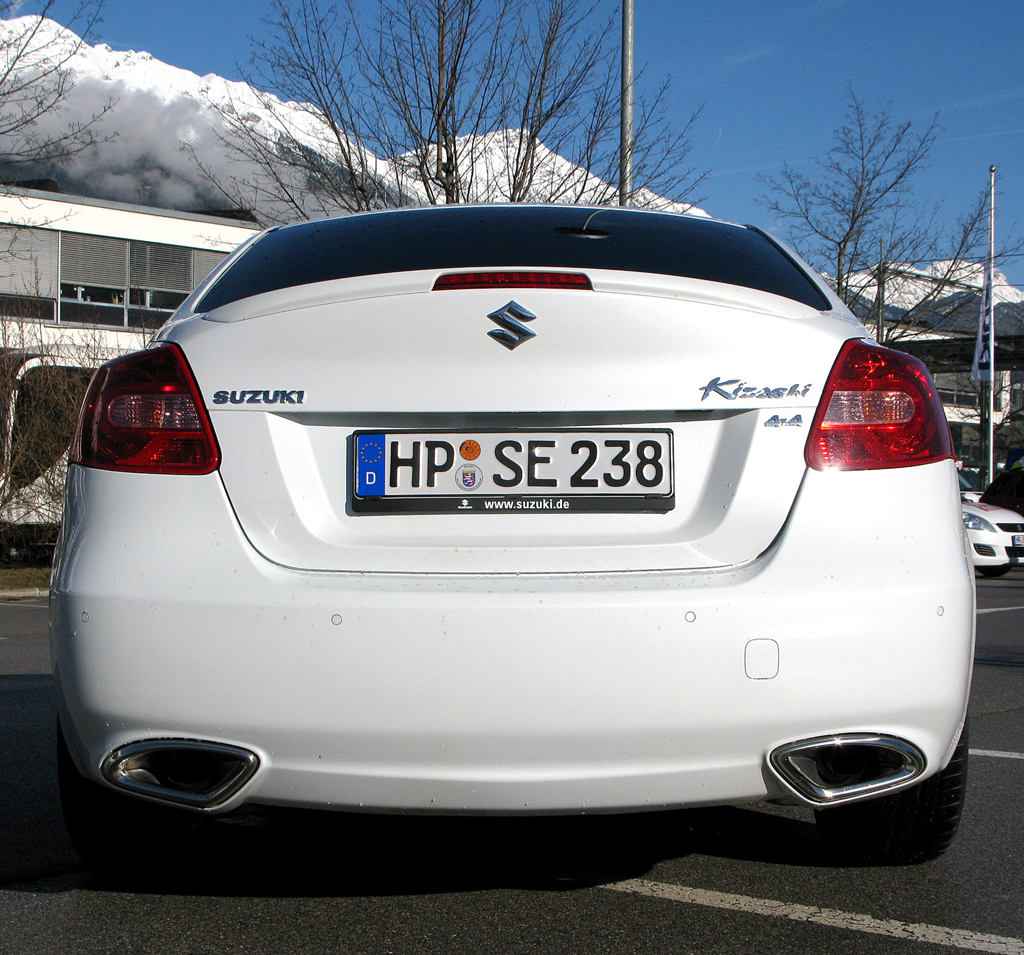 Suzuki Allrad: Blick auf die bullige Heckpartie des Kizashi-Allradlers. 