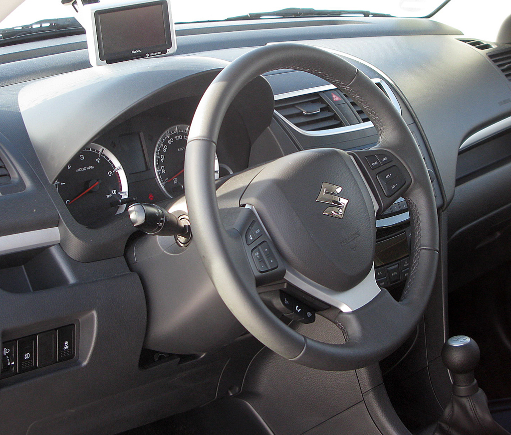 Suzuki Allrad: Blick ins Cockoit des Swift 4x4. 