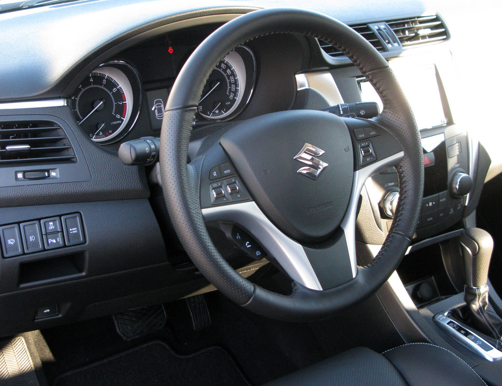 Suzuki Allrad: Blick ins Cockpit des Kizashi 4x4. 