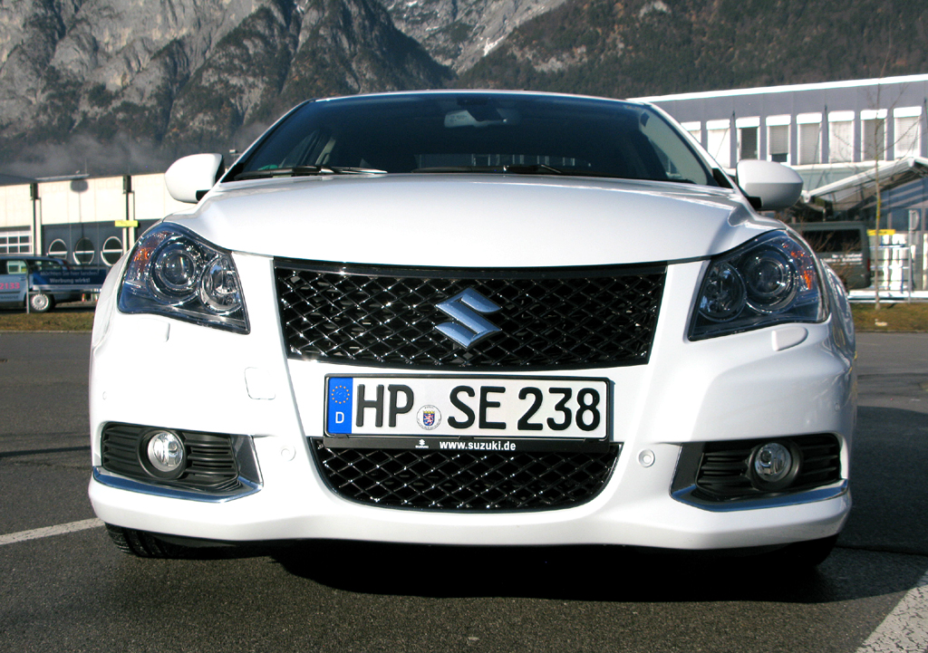Suzuki Allrad: So sieht der Kizashi mit dem zuschaltbaren Allrad von vorne aus. 