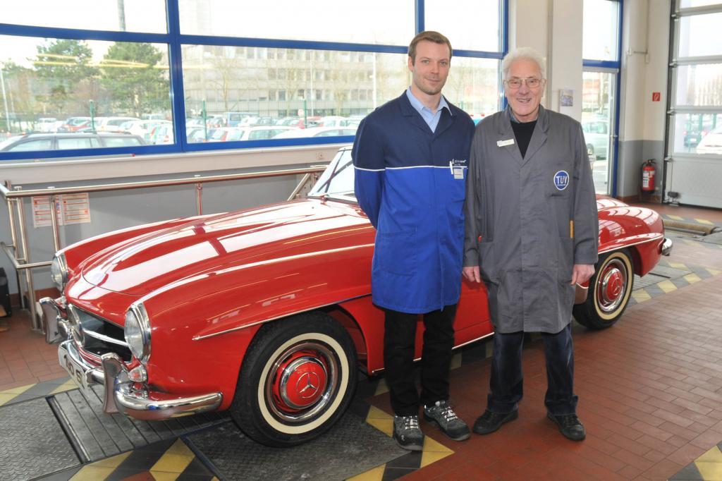Thorsten Rechtien (li) und Lothar Schulte vor einem Mercedes SL 190