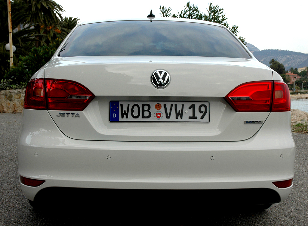 VW Jetta: Blick auf den hinteren Teil der Limousine mit Stufenheck. 