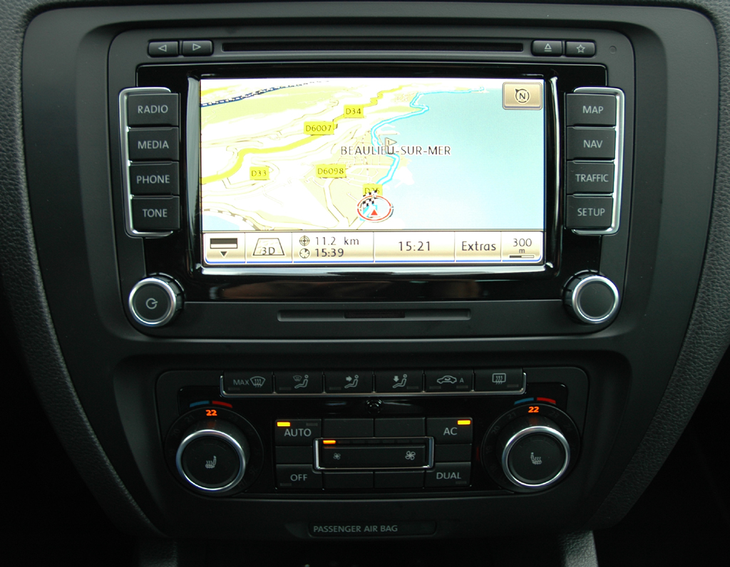 VW Jetta: Blick auf den mittleren Armaturenträger, hier mit Navigation. 