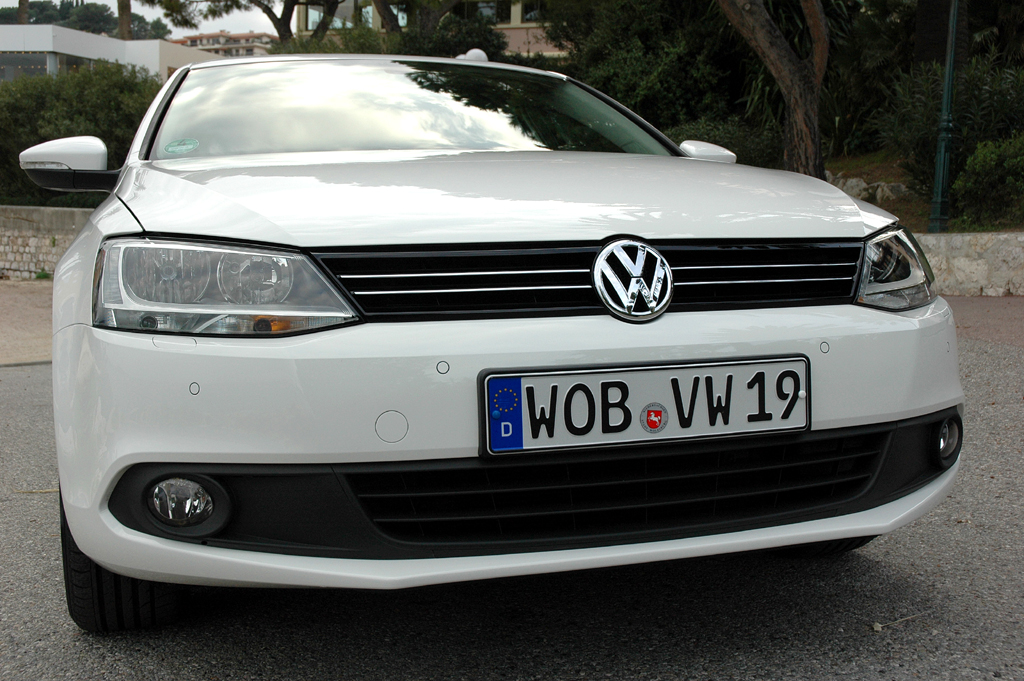 VW Jetta: Blick auf die Frontpartie der kompakten Limousine. 