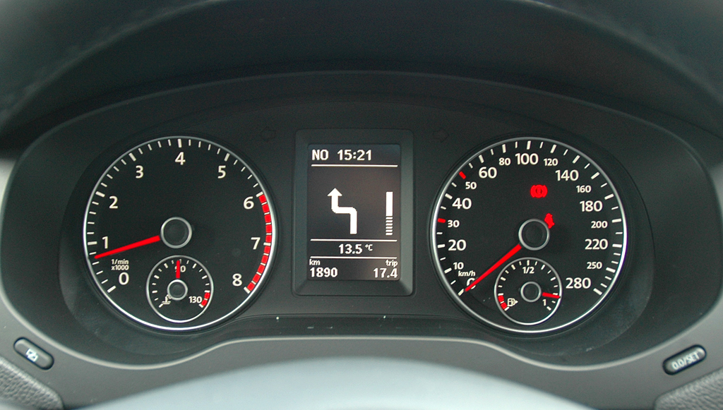 VW Jetta: Blick durch den Lenkradkranz auf die Rundinstrumentierung. 