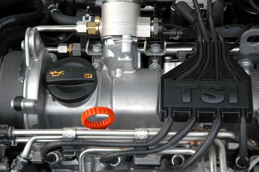 VW Jetta: Blick unter die Motorhaube des 1,2-Liter-Turbobenzin-Direkteinspritzers. 
