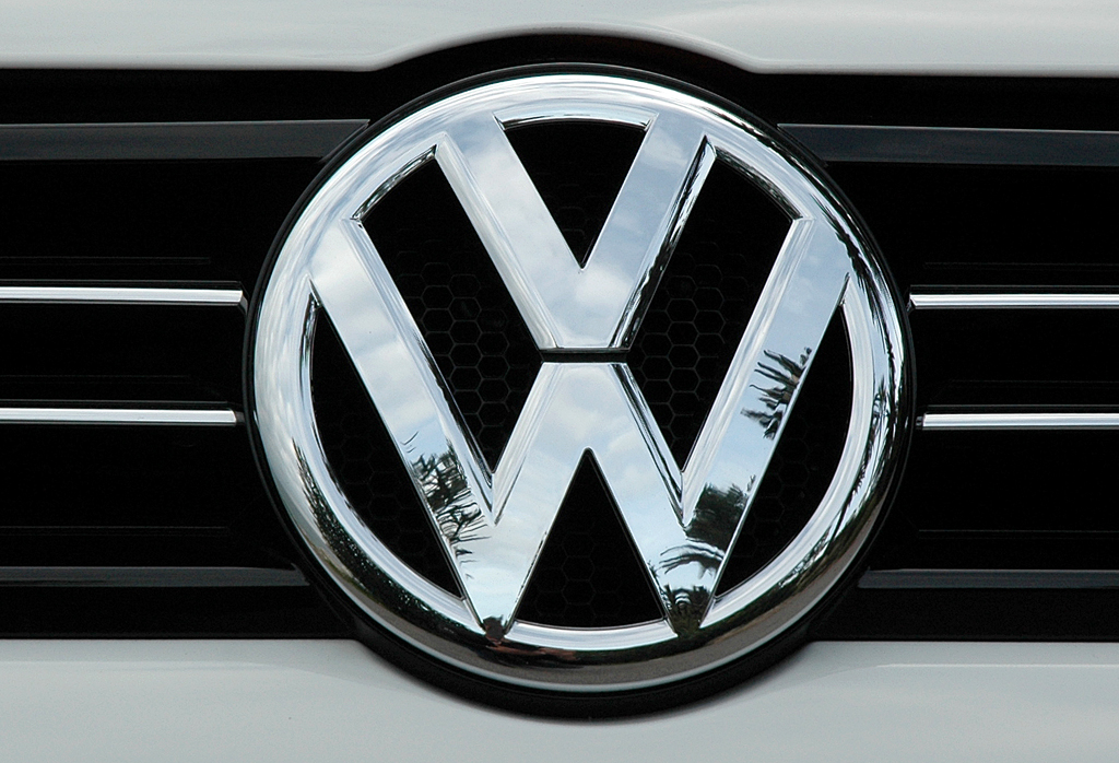 VW Jetta: Das Markenlogo sitzt mittig in der schmalen Kühlergrill-Leiste. 