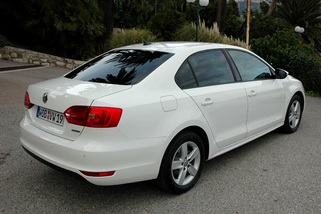VW Jetta: Heck-/Seitenansicht des nun deutlich eleganteren und wertigeren VW.