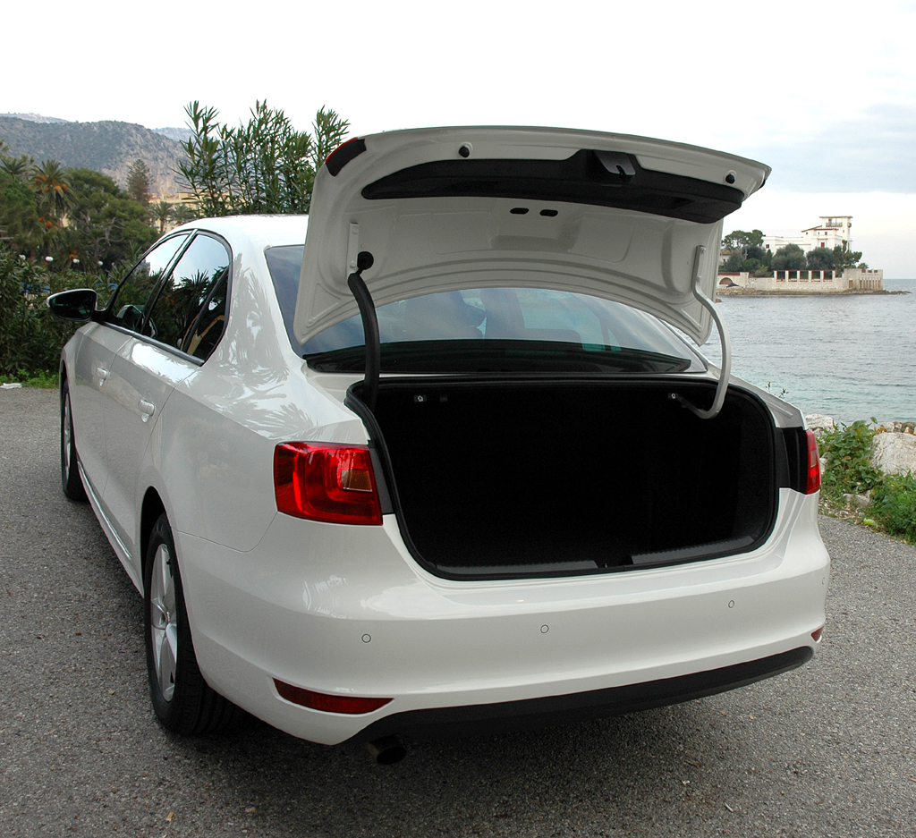 VW Jetta: Ins Gepäckabteil passen wirklich stattliche 510 Liter hinein. 