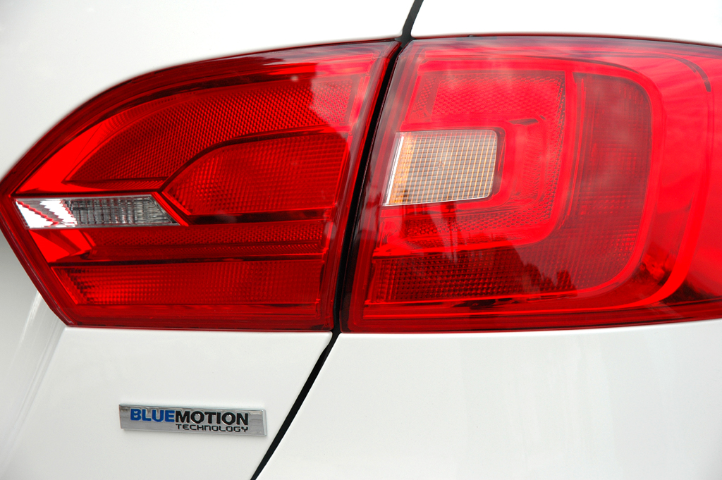 VW Jetta: Moderne Leuchteinheit hinten, hier mit Bluemotion-Schriftzug. 
