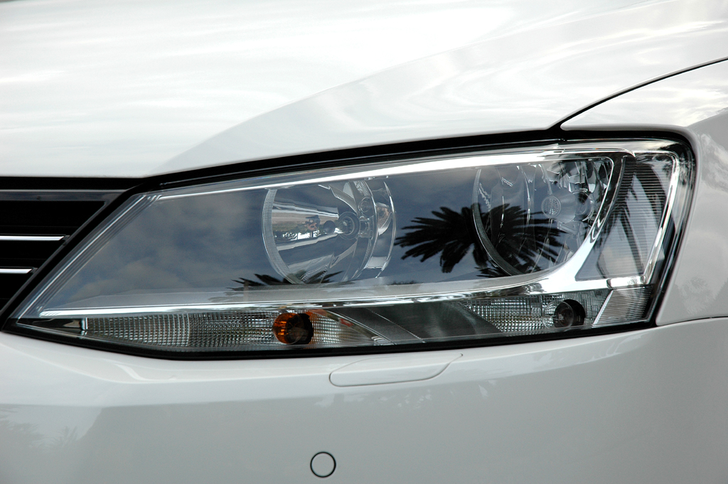 VW Jetta: Moderne Leuchteinheit mit Tagfahrlicht vorn. 