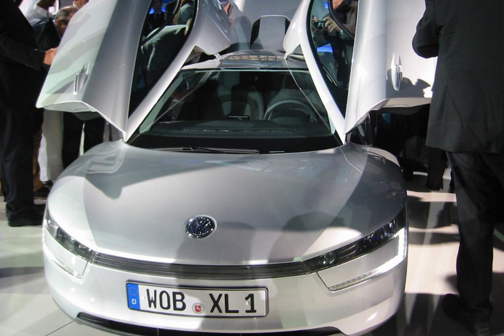 VW stellt den Spritsparer XL1 auf der Messe vor