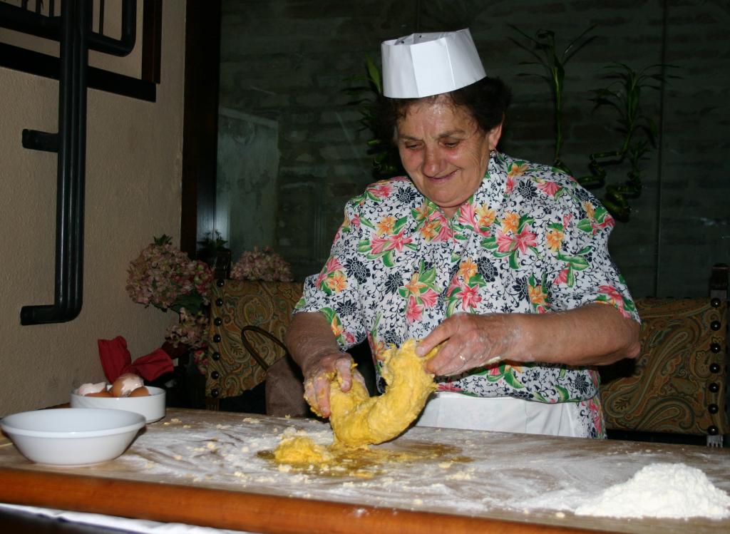 Valentina knetet den Nudelteig mit viel Hingabe.