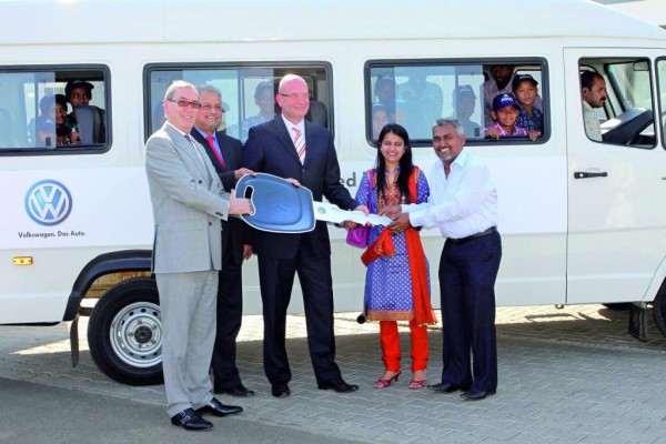 Volkswagen stiftet Schulbus für Kinderdorf bei Pune