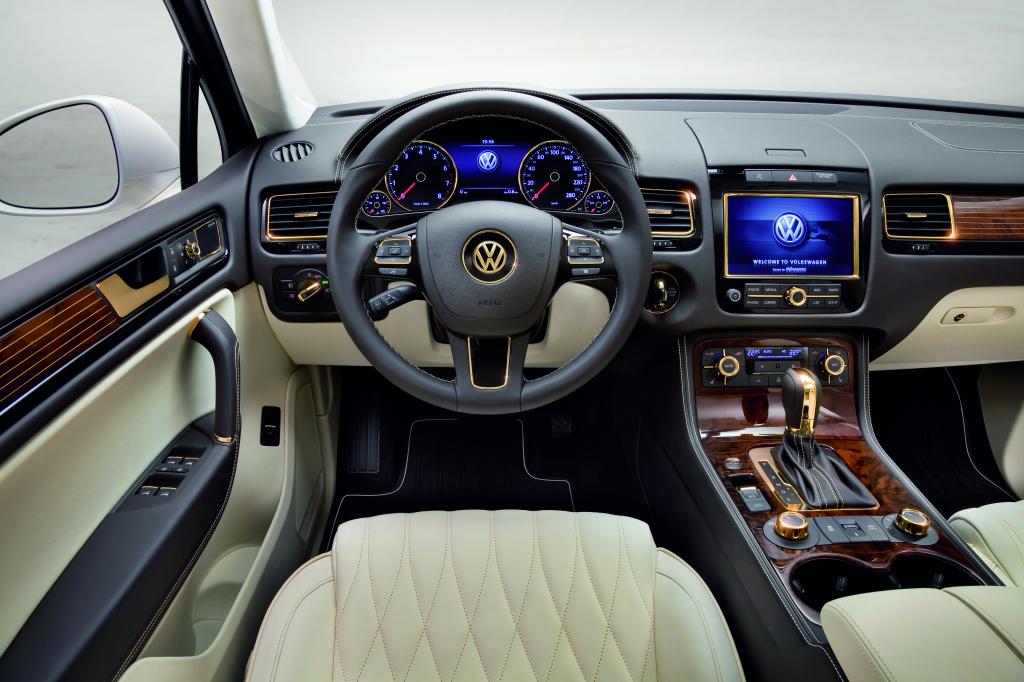 Volkswagen zeigt in Qatar zwei exklusive Touareg-Showcars