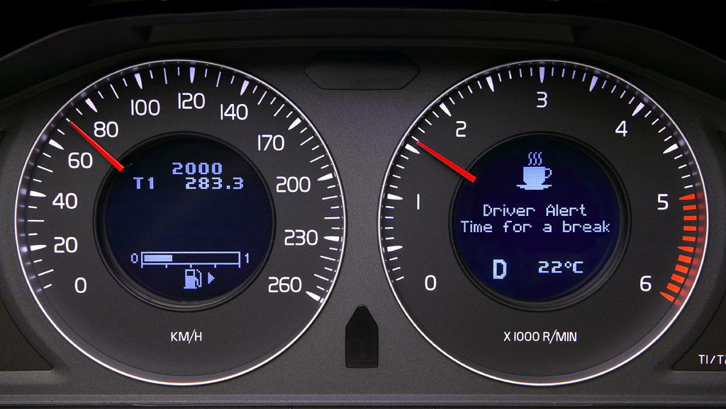 Volvo S80: Blick auf die Rundinstrumentierung, hier mit Müdigkeitswarnung. 