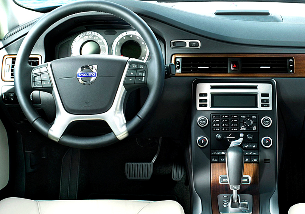 Volvo S80: Blick ins Cockpit mit quasi freischwebender Mittelkonsole rechts. 