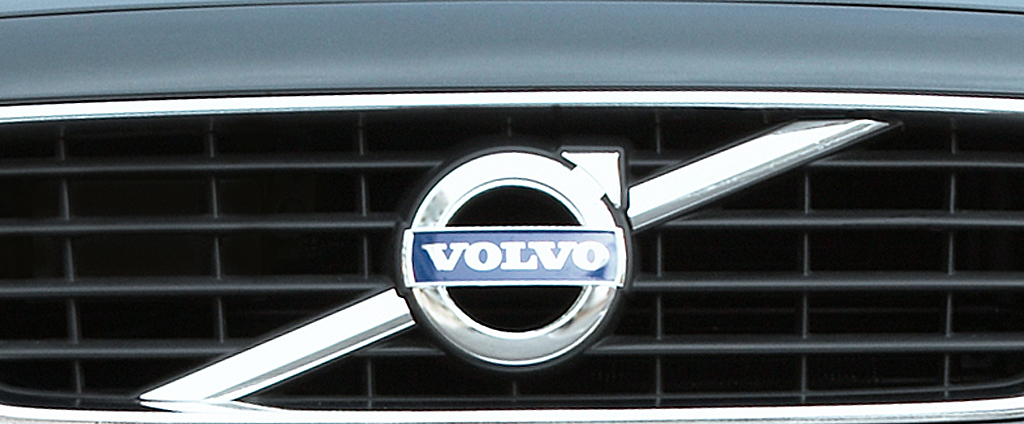 Volvo S80: Das Markenlogo sitzt mittig im Kühlergrill. 
