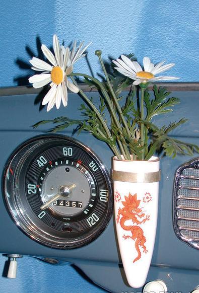 Vom Fondpassagier und der Hutablage – Auto-Begriffe, die 2011 keiner mehr kennt. Teil 1: VW-Blumenvase, Musikkasette, Fuchsschwanz und Wunderbaum.