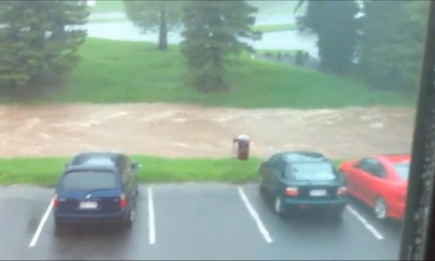 Vom Parkplatz in die Fluten - Überschwemmungen in Australien reißen Autos fort