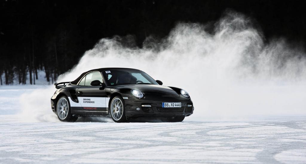 Wenn der Reibwert sinkt, steigt der Fahrspaß, notfalls auch mit geschlossenem Verdeck im Porsche Cabrio