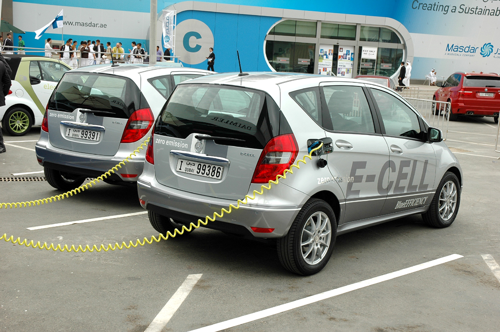 Zwei Elektro-A-Klassen beim Aufladen an der Ladestation. 