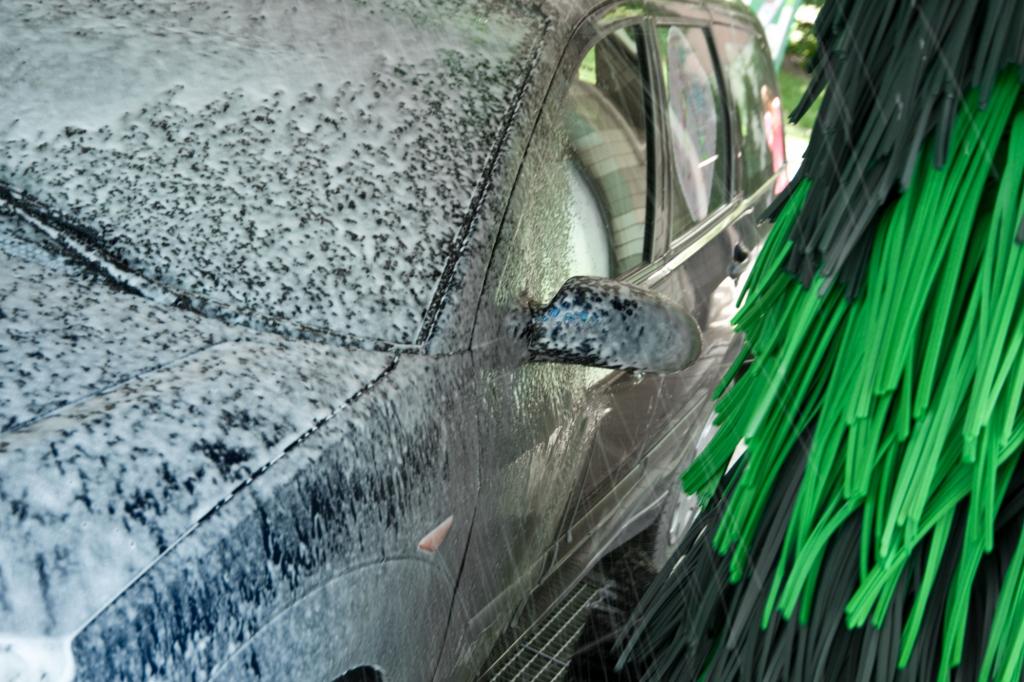 Zwei von drei Autofahrern steuern für die Autopflege die Waschanlage an