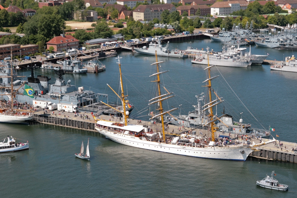 auto.de startet mit Boots-Börse: Boote kaufen und verkaufen – Von Yacht bis Ruderboot – alles auf einen Klick | Foto: PIZ Marine/Luftbild des Marinestützpunkt Kiel mit vielen Gasteinheiten während der Kieler Woche 2008