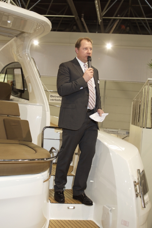 boot 2011: Bavaria präsentiert neue Motoryacht Sport 43 HT mit Synchronsteuerung