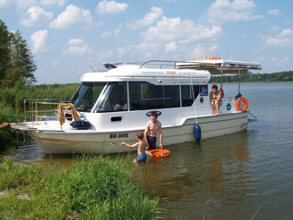 boot 2011: Inter-Yacht-West zeigt Hausboot SunCamper 30