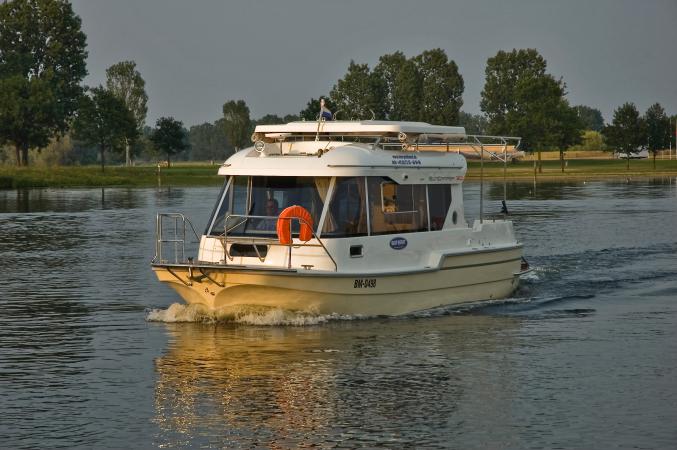 boot 2011: Inter-Yacht-West zeigt Hausboot SunCamper 30