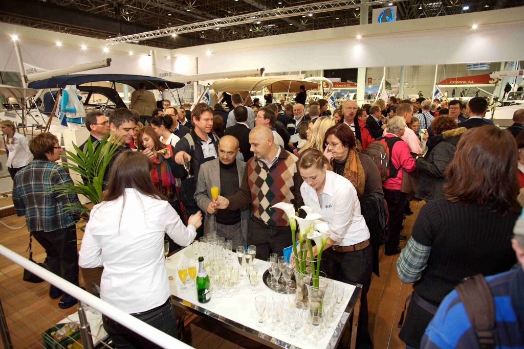 boot 2011: Weltpremiere der Bavaria Cruiser 50 mit Doppelradsteuerung