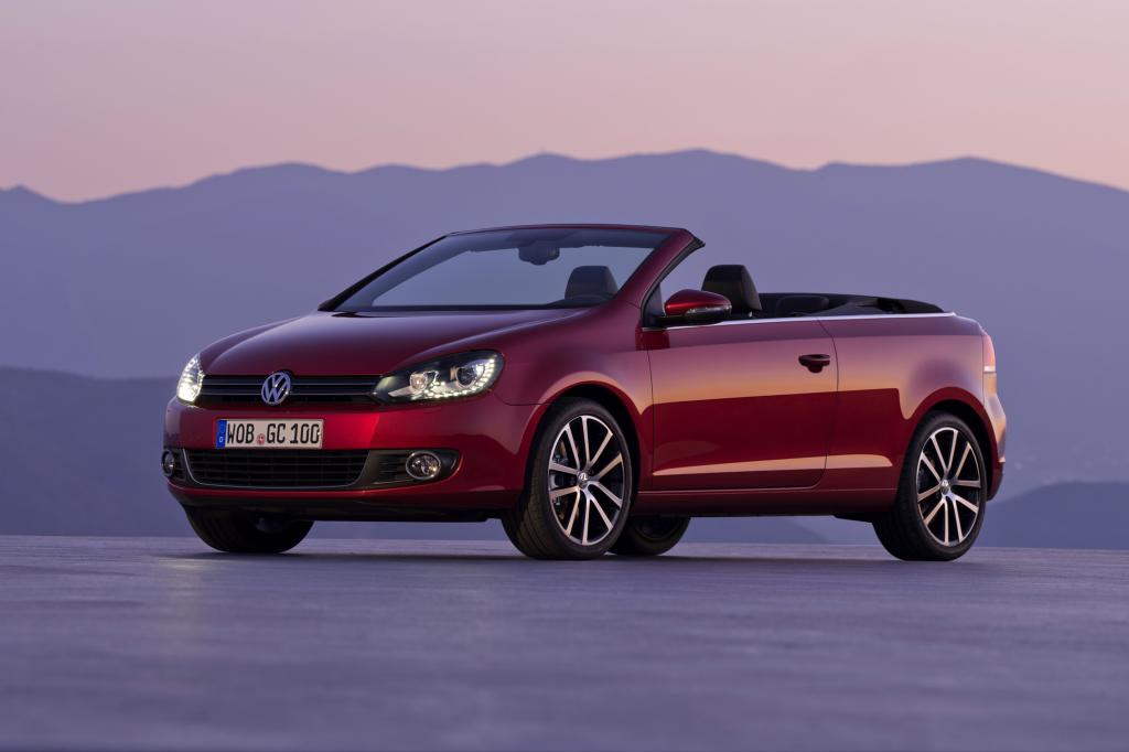 Ähnlich wie sein nobles Schwestermodell, der Audi A3, zeichnet sich das Golf Cabrio durch eine glattflächige Linienführung aus, die durch eine umlaufende Chromleiste betont wird