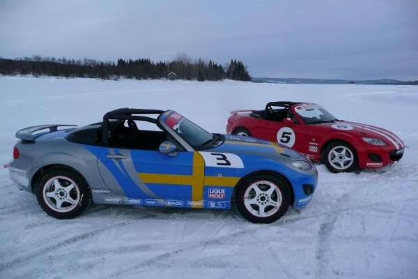 20 Mazda MX-5 starten auf dem Eis