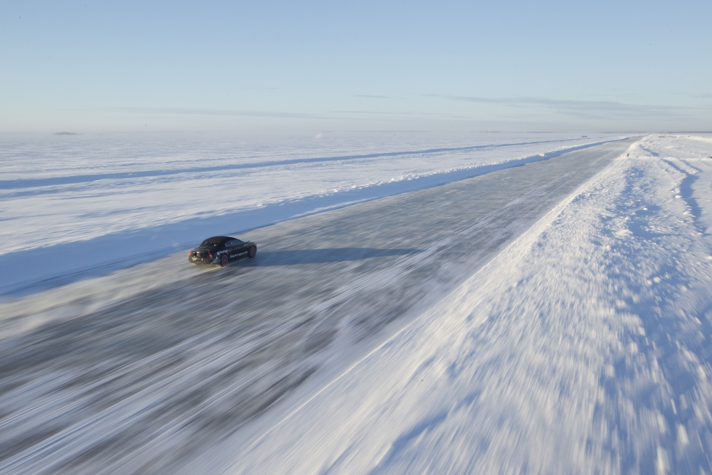 330 km/h auf Eis. Damit bricht Bentley den Weltrekord.