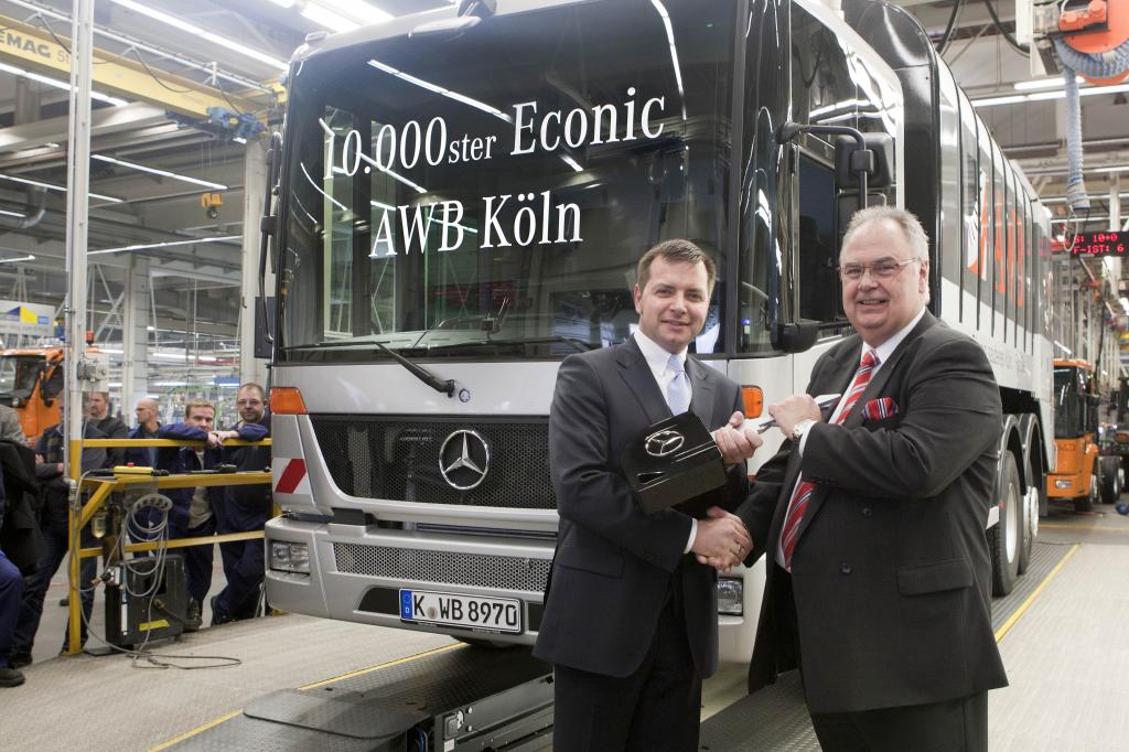 AWB-Geschäftsführer Herbert Winkelhog nahm den Schlüssel des 10 000sten Econic von Michael Dietz (links), Vertriebsleiter Mercedes-Benz Special Trucks, entgegen.