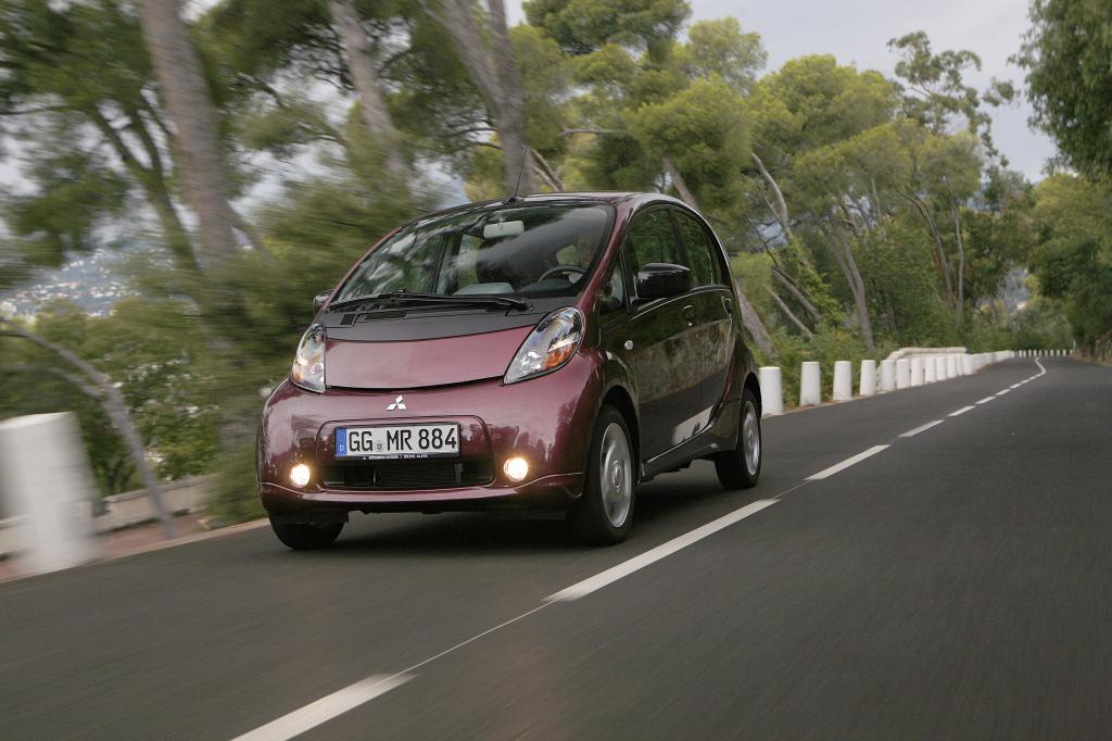 Ab sofort steht der Mitsubishi i-MiEV in Deutschland zur Probefahrt bereit .