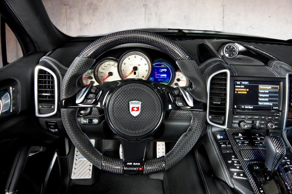 Auch am Cockpit kommt viel Karbon zum Einsatz