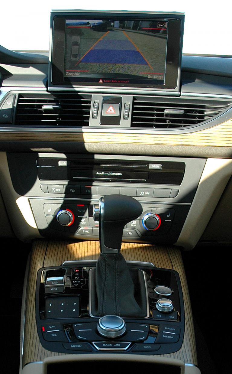 Audi A6: Blick auf den mittleren Armaturenträger und Mitteltunnel. 