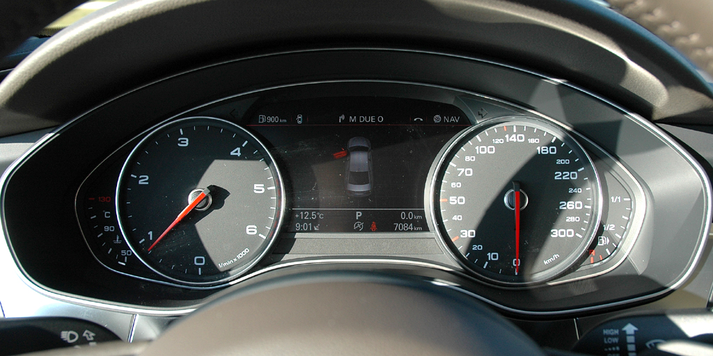 Audi A6: Blick durch den Lenkradkranz auf die Rundinstrumentierung. 