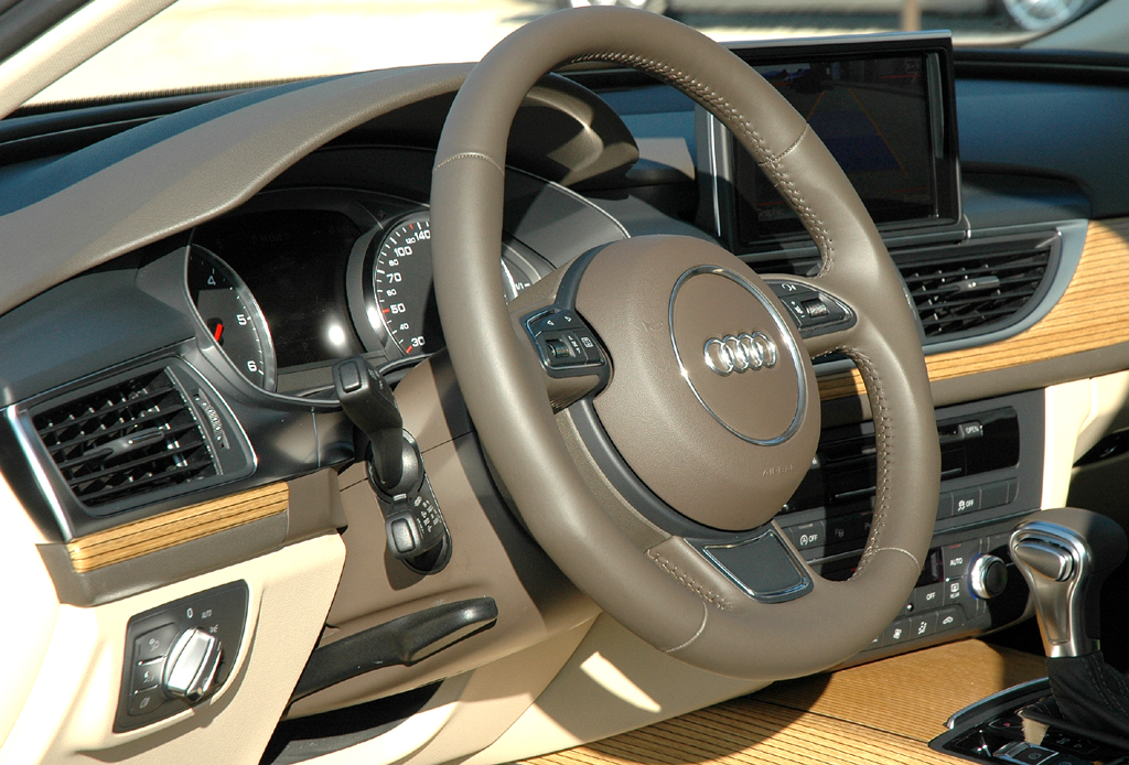 Audi A6: Blick ins noch recht übersichtliche Cockpit. 