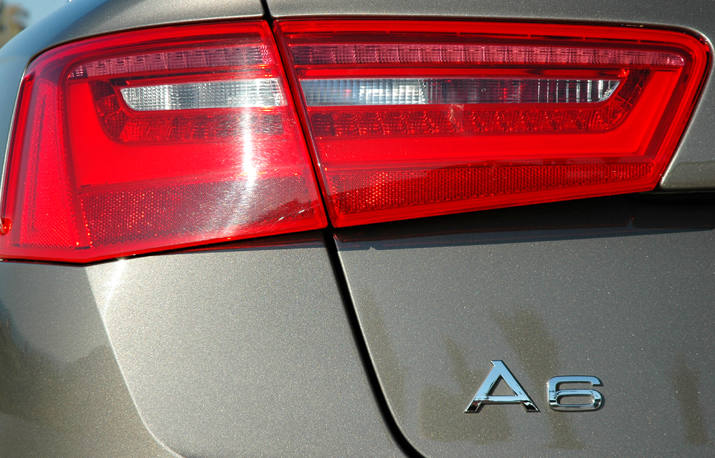 Audi A6: Moderne Leuchteinheit hinten mit Modellschriftzug. 