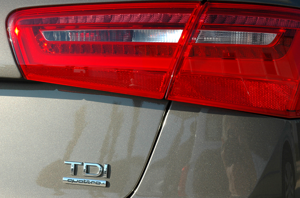 Audi A6: Moderne Leuchteinheit hinten mit Motorisierungsschriftzug. 