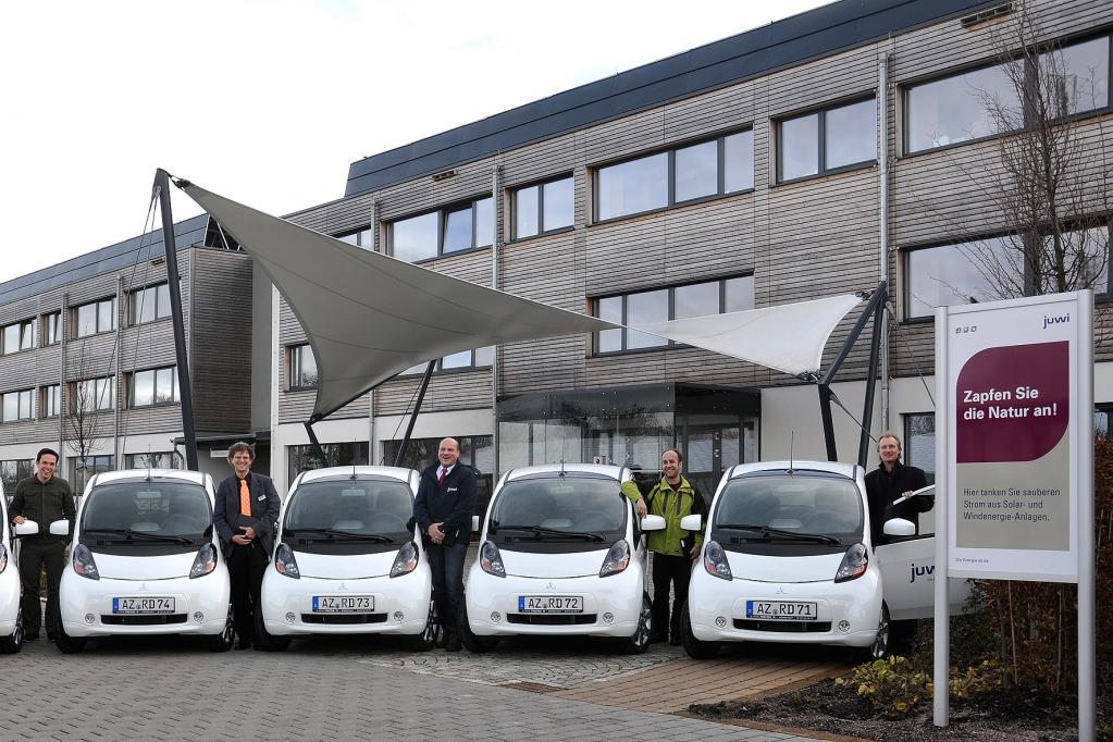 Aus Kostengründen eignen sich Elektroautos wie der Mitsubishi i-MiEV vor allem als rollende Imageträger für Firmenkunden aus der grünen Branche. Bei den Autos der juwi-Gruppe geht es dank Strom aus Wind und Wasser schon jetzt sauber zu. 