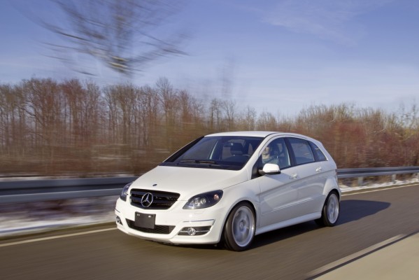 Auszubildende bauen Mercedes-Benz B-Klasse mit V8-Motor