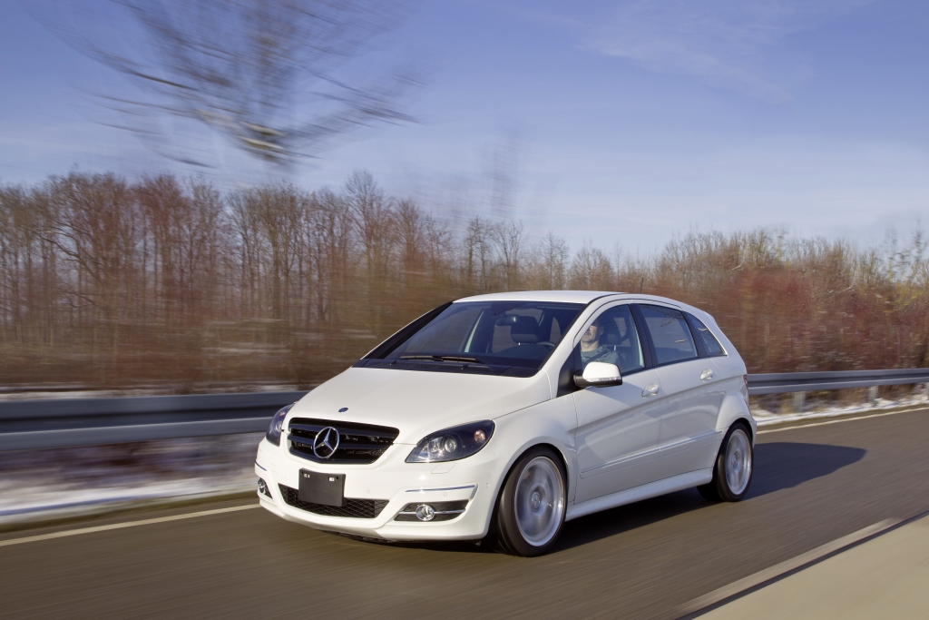 Auszubildende bauen Mercedes-Benz B-Klasse mit V8-Motor
