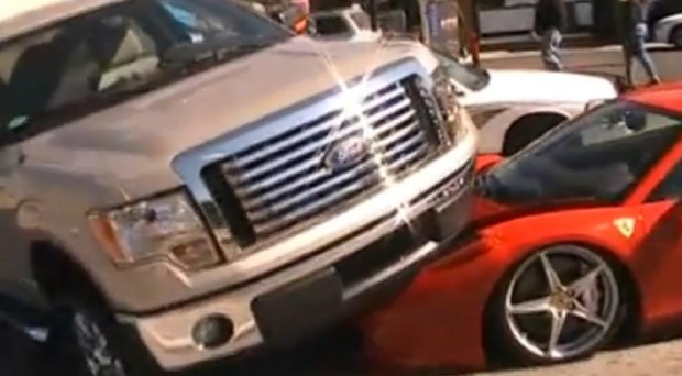 Autsch! Ferrari von Pick up zerquetscht